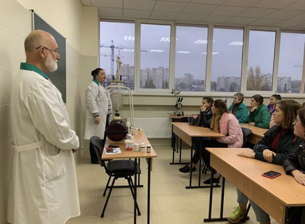 Студенти Шосткинського медичного училища на кафедрі біотехнології
